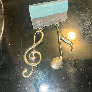 “Send Ur Price”? NEW Silver Music Note Dangling Earrings 🎼🎶